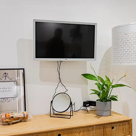 Apartment Owl Right - C La Chouette